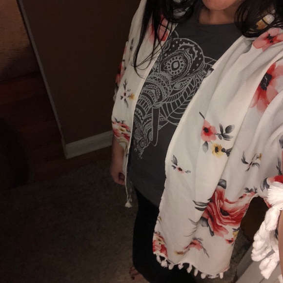 Short sleeve white with red flowers kimono - Picture 2 of 2